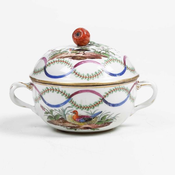 Tazza da brodo con coperchio.<BR>Vienna, Manifattura imperiale, terzo quarto del XVIII secolo,<BR>decorazione probabilmente pittore indipendente, XIX secolo.  - Asta Maioliche e Porcellane - Associazione Nazionale - Case d'Asta italiane