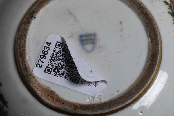 Tazza da brodo con coperchio.<BR>Vienna, Manifattura imperiale, terzo quarto del XVIII secolo,<BR>decorazione probabilmente pittore indipendente, XIX secolo.  - Asta Maioliche e Porcellane - Associazione Nazionale - Case d'Asta italiane