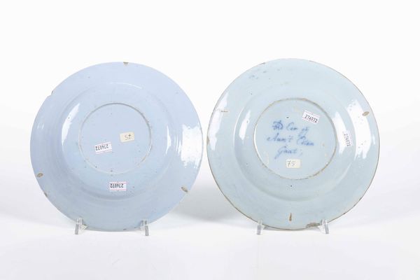 Due piatti.<BR>Olanda, Manifattura di Delft, XVIII secolo.  - Asta Maioliche e Porcellane - Associazione Nazionale - Case d'Asta italiane