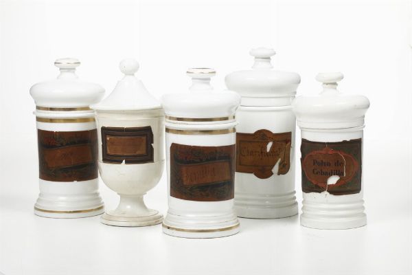 Cinque vasi da farmacia con coperchio.<BR>Francia, Limoges e Spagna, Barcellona, verso la metà del XX secolo.<BR>  - Asta Maioliche e Porcellane - Associazione Nazionale - Case d'Asta italiane