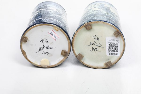 Coppia di piccoli vasi.<BR>Liguria, XX secolo.<BR>  - Asta Maioliche e Porcellane - Associazione Nazionale - Case d'Asta italiane