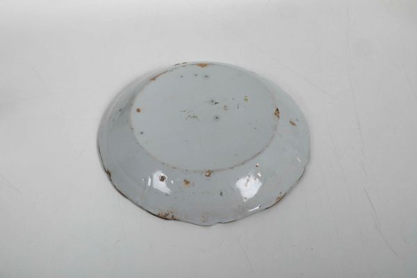 Piatto.<BR>Francia, probabilmente Neveres, fine XVIII- XIX secolo.  - Asta Maioliche e Porcellane - Associazione Nazionale - Case d'Asta italiane