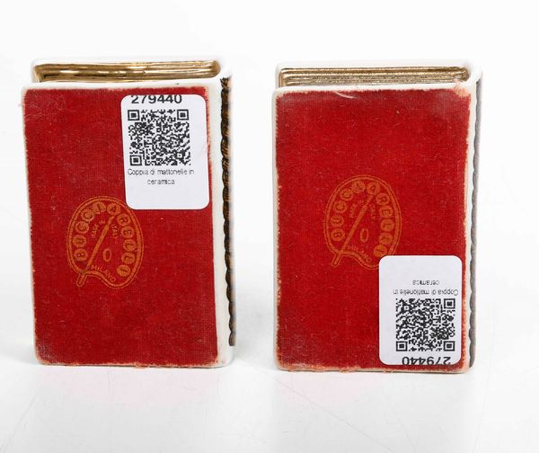 Coppia di fermacarte.<BR>Milano, Manifattura Bucciarelli, XX secolo. <BR>Modello di Fornasetti (?).  - Asta Maioliche e Porcellane - Associazione Nazionale - Case d'Asta italiane