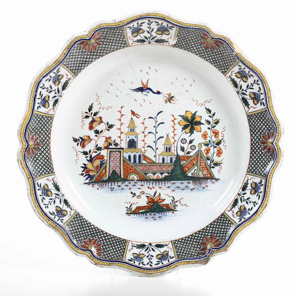 Grande piatto. <BR>Francia, Rouen, Manifattura di Jean-Baptiste Guillibaud, verso il 1730.  - Asta Maioliche e Porcellane - Associazione Nazionale - Case d'Asta italiane