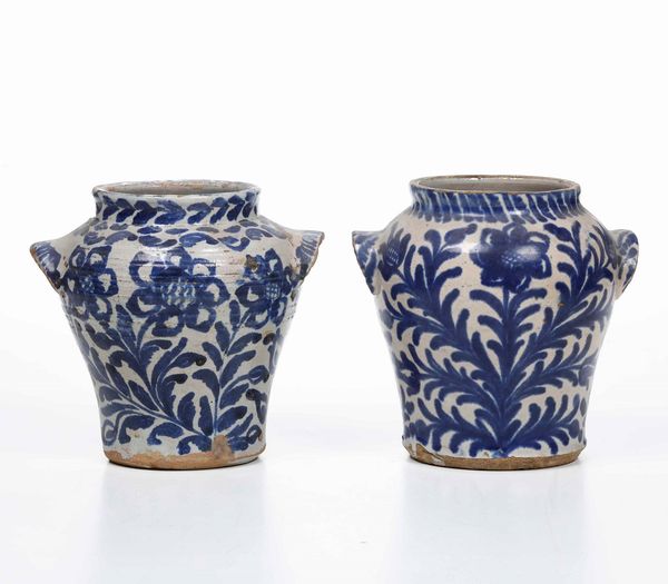 Due vasi in terracotta. <BR>Caltagirone (?), XIX-XX secolo.  - Asta Maioliche e Porcellane - Associazione Nazionale - Case d'Asta italiane