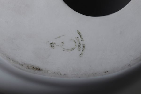 Scultura di gatto.<BR>Francia, Limoges, Manifattura Coquet, seconda metà del XX secolo.  - Asta Maioliche e Porcellane - Associazione Nazionale - Case d'Asta italiane