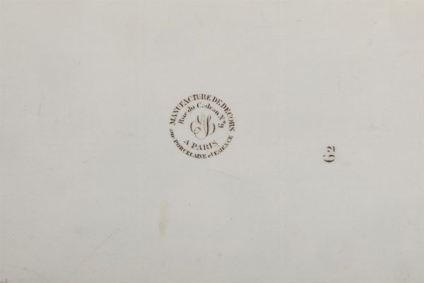 Grande piatto ovale.<BR>Francia, Creil. Decorazione: Parigi Manifattura Rue Du Cadran, primi del XIX secolo.  - Asta Maioliche e Porcellane - Associazione Nazionale - Case d'Asta italiane