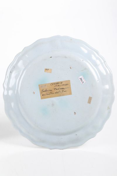 Due piatti.<BR>Faenza, Manifattura Ferniani, XVIII secolo.  - Asta Maioliche e Porcellane - Associazione Nazionale - Case d'Asta italiane