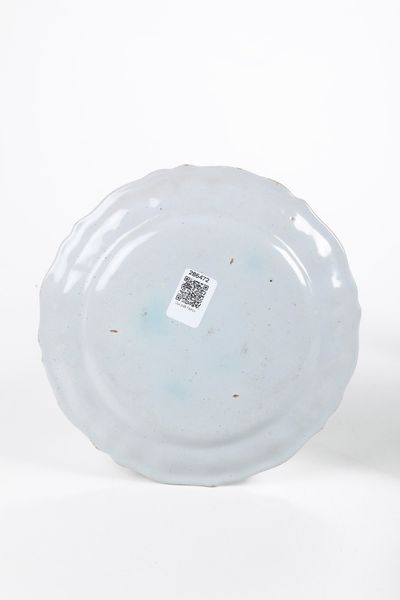 Due piatti.<BR>Faenza, Manifattura Ferniani, XVIII secolo.  - Asta Maioliche e Porcellane - Associazione Nazionale - Case d'Asta italiane