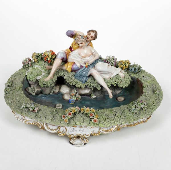 Scultura di fontana con coppia galante.<BR>Milano, Manifattura di Luigi Fabris, 1919-1942.  - Asta Maioliche e Porcellane - Associazione Nazionale - Case d'Asta italiane