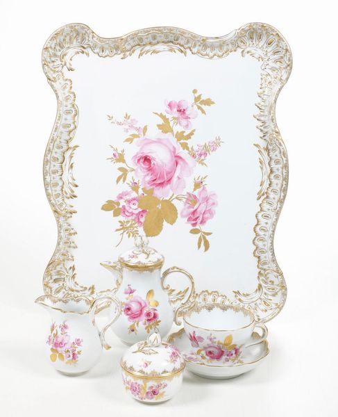 Vassoio, caffettiera, lattiera, zuccheriera e tazza con piattino.<BR>Meissen, fine XIX - inizi del XX secolo.  - Asta Maioliche e Porcellane - Associazione Nazionale - Case d'Asta italiane