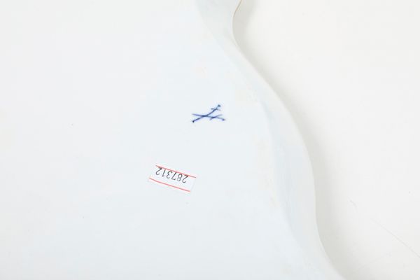 Vassoio, caffettiera, lattiera, zuccheriera e tazza con piattino.<BR>Meissen, fine XIX - inizi del XX secolo.  - Asta Maioliche e Porcellane - Associazione Nazionale - Case d'Asta italiane