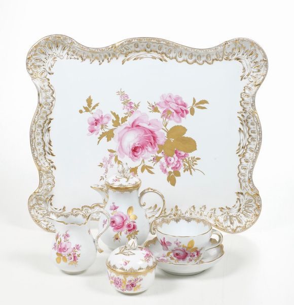 Vassoio, caffettiera, lattiera, zuccheriera e tazza con piattino.<BR>Meissen, fine XIX - inizi del XX secolo.  - Asta Maioliche e Porcellane - Associazione Nazionale - Case d'Asta italiane