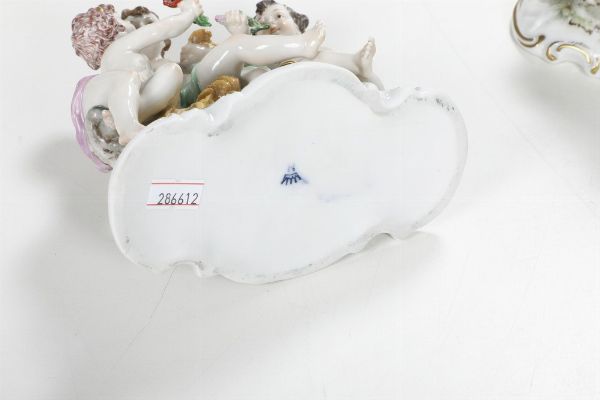 Quattro gruppi allegorici raffiguranti le quattro stagioni.<BR>Germania, Turingia, Manifattura di Rudolstadt, XX secolo.  - Asta Maioliche e Porcellane - Associazione Nazionale - Case d'Asta italiane