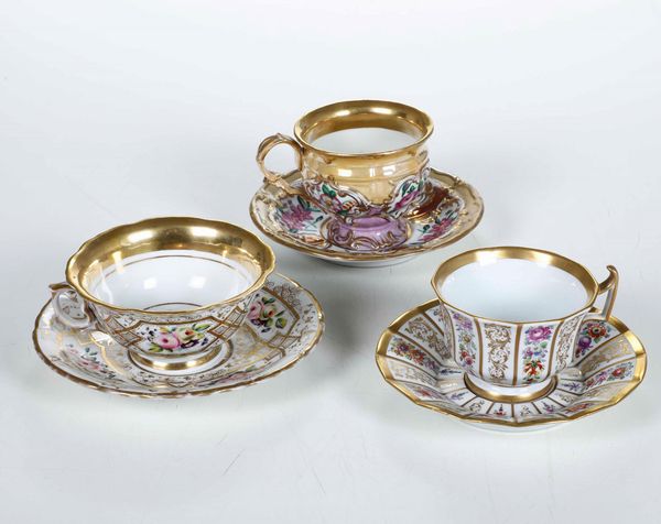 Tre tazze con piattino. <BR>Germania, Manifattura di Meissen e Boemia, Manifatture di Aich e Klösterle, XIX secolo.  - Asta Maioliche e Porcellane - Associazione Nazionale - Case d'Asta italiane