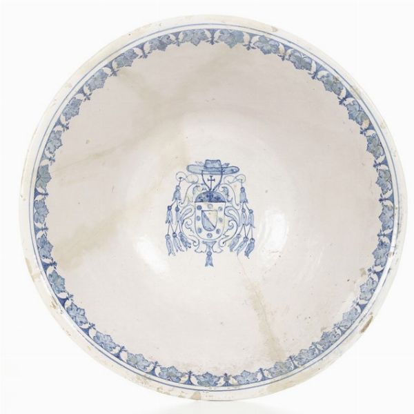 Grande ciotola con stemma vescovile, XIX secolo.<BR>  - Asta Maioliche e Porcellane - Associazione Nazionale - Case d'Asta italiane