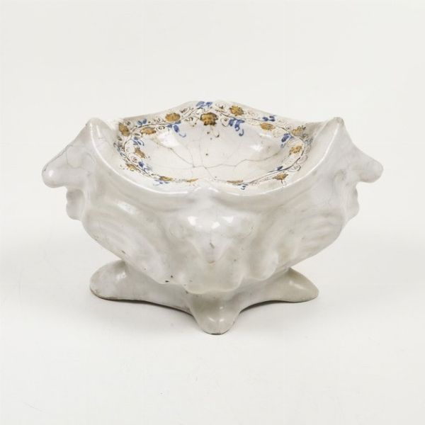 Saliera.<BR>Faenza, seconda metà del XVI secolo.  - Asta Maioliche e Porcellane - Associazione Nazionale - Case d'Asta italiane