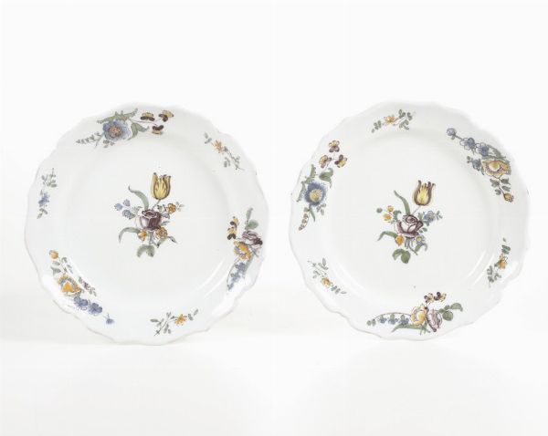Coppia di piatti.<BR>Francia, Manifattura di Marsiglia, XVIII secolo.  - Asta Maioliche e Porcellane - Associazione Nazionale - Case d'Asta italiane