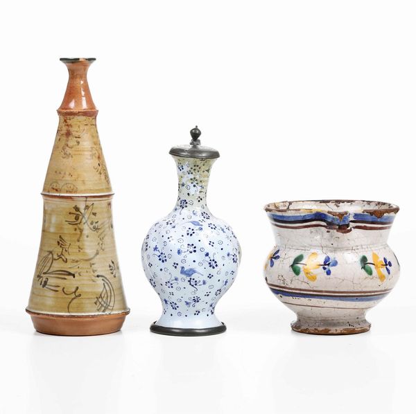 Lotto di tre maioliche. <BR>Germania, Norimberga XVIII secolo; Italia, XIX secolo; probabilmente Francia, 1930 circa.  - Asta Maioliche e Porcellane - Associazione Nazionale - Case d'Asta italiane