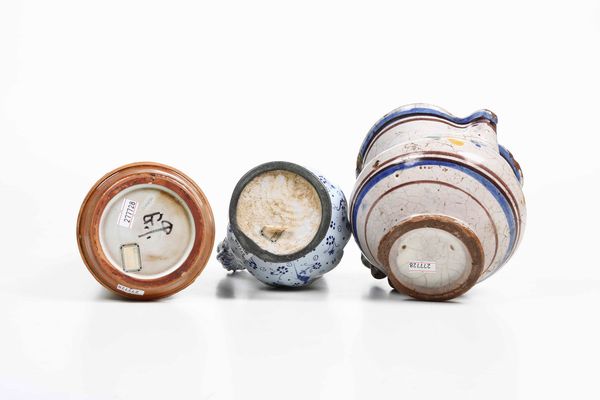 Lotto di tre maioliche. <BR>Germania, Norimberga XVIII secolo; Italia, XIX secolo; probabilmente Francia, 1930 circa.  - Asta Maioliche e Porcellane - Associazione Nazionale - Case d'Asta italiane