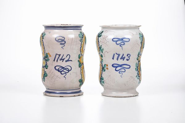 Coppia di albarelli datati 1742-43.<BR>Campania, XX secolo.  - Asta Maioliche e Porcellane - Associazione Nazionale - Case d'Asta italiane