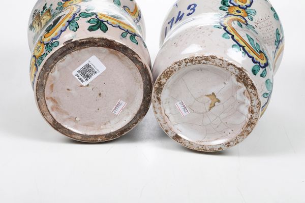 Coppia di albarelli datati 1742-43.<BR>Campania, XX secolo.  - Asta Maioliche e Porcellane - Associazione Nazionale - Case d'Asta italiane