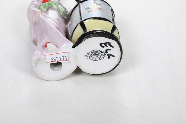 Figurina di Geisha, XX secolo.  - Asta Maioliche e Porcellane - Associazione Nazionale - Case d'Asta italiane