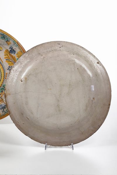 Tre piatti.<BR>Vietri sul Mare e Italia centrale, XVIII - XIX secolo  - Asta Maioliche e Porcellane - Associazione Nazionale - Case d'Asta italiane