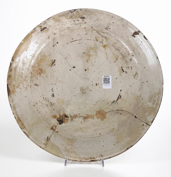 Tre piatti.<BR>Vietri sul Mare e Italia centrale, XVIII - XIX secolo  - Asta Maioliche e Porcellane - Associazione Nazionale - Case d'Asta italiane