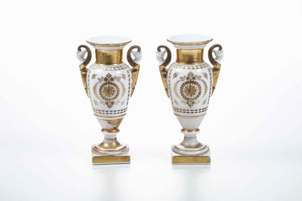 Coppia di vasi.<BR>Francia, XIX secolo.  - Asta Maioliche e Porcellane - Associazione Nazionale - Case d'Asta italiane