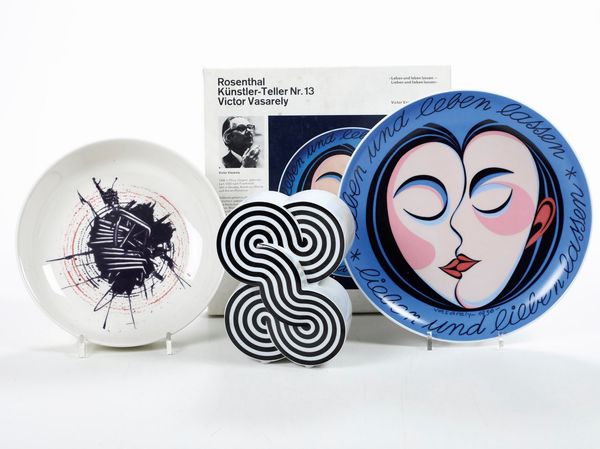 Una scultura e un piatto.<BR>Germania, Manifattura Rosenthal, seconda metà del XX secolo.  - Asta Maioliche e Porcellane - Associazione Nazionale - Case d'Asta italiane