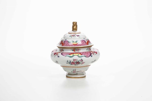 Zuppiera. <BR>Francia, Manifattura Porcelaine De Paris, XX secolo.  - Asta Maioliche e Porcellane - Associazione Nazionale - Case d'Asta italiane