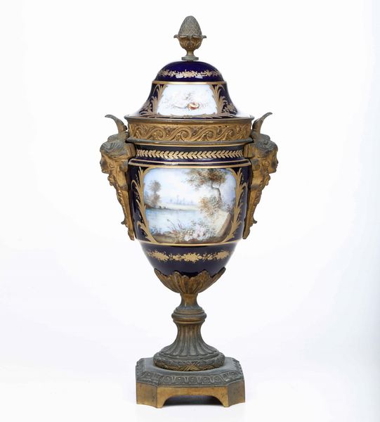 Vaso con coperchio.<BR>Francia, seconda metà del  XIX secolo.  - Asta Maioliche e Porcellane - Associazione Nazionale - Case d'Asta italiane