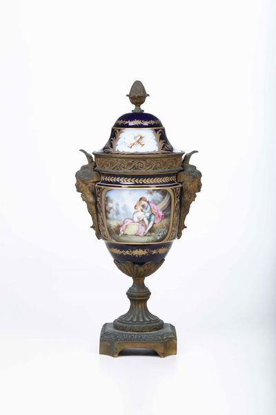 Vaso con coperchio.<BR>Francia, seconda metà del  XIX secolo.  - Asta Maioliche e Porcellane - Associazione Nazionale - Case d'Asta italiane