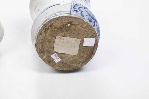 Due albarelli. <BR>Napoli, XIX-XX secolo.  - Asta Maioliche e Porcellane - Associazione Nazionale - Case d'Asta italiane