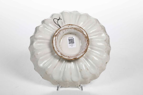 Coppa in stile compendiario.<BR>Italia centrale, XIX secolo (?).  - Asta Maioliche e Porcellane - Associazione Nazionale - Case d'Asta italiane