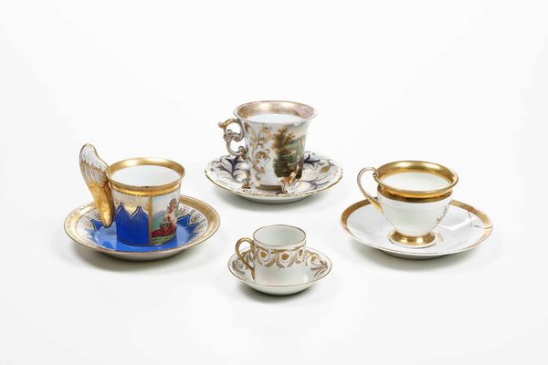 Quattro tazze e piattini.<BR>Diverse manifatture, XIX secolo.  - Asta Maioliche e Porcellane - Associazione Nazionale - Case d'Asta italiane