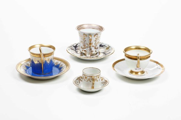 Quattro tazze e piattini.<BR>Diverse manifatture, XIX secolo.  - Asta Maioliche e Porcellane - Associazione Nazionale - Case d'Asta italiane