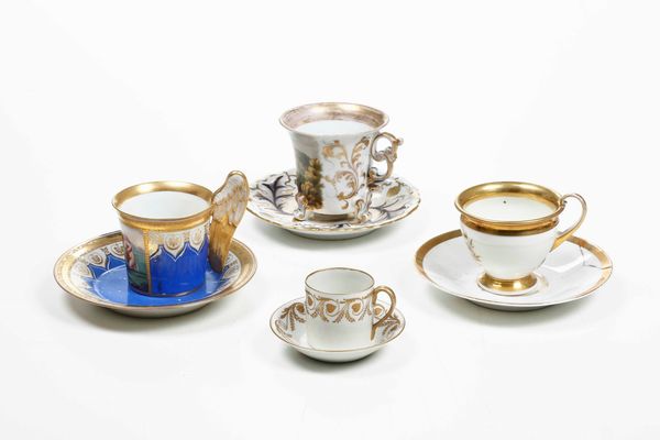 Quattro tazze e piattini.<BR>Diverse manifatture, XIX secolo.  - Asta Maioliche e Porcellane - Associazione Nazionale - Case d'Asta italiane