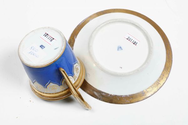 Quattro tazze e piattini.<BR>Diverse manifatture, XIX secolo.  - Asta Maioliche e Porcellane - Associazione Nazionale - Case d'Asta italiane