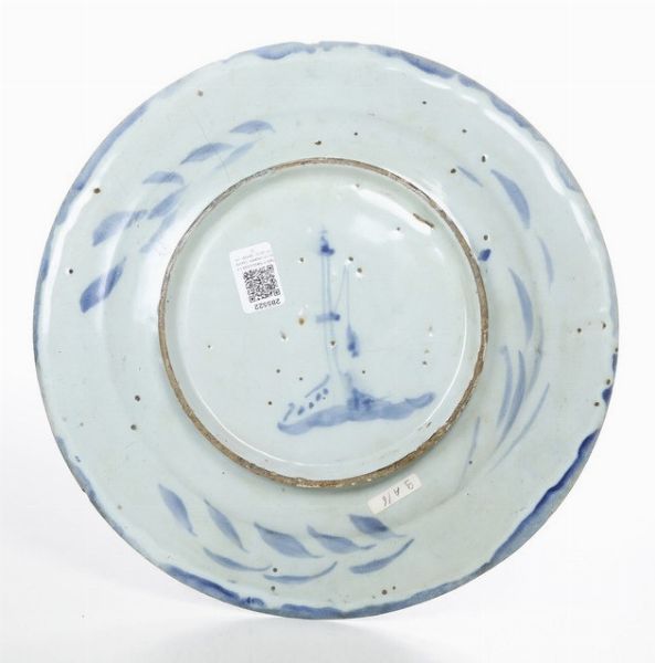 Grande piatto. <BR>Savona, fine del XVII - inizio del XVIII secolo.  - Asta Maioliche e Porcellane - Associazione Nazionale - Case d'Asta italiane