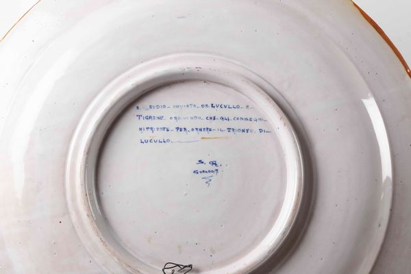 Grande piatto da parata. <BR>Gualdo Tadino, Manifattura Mastro Giorgio, secondo terzo del XX secolo.  - Asta Maioliche e Porcellane - Associazione Nazionale - Case d'Asta italiane