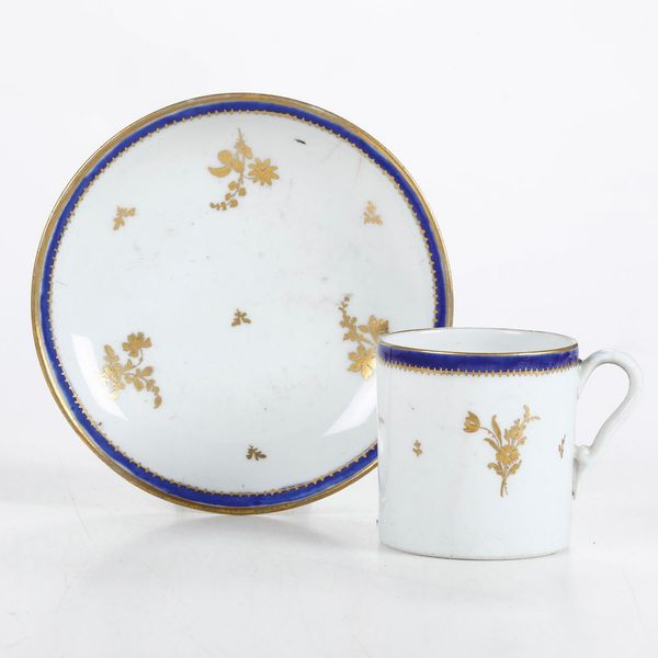 Tazza con piattino.<BR>Nove, Manifattura Antonibon, fine XVIII - inizio XIX secolo.  - Asta Maioliche e Porcellane - Associazione Nazionale - Case d'Asta italiane