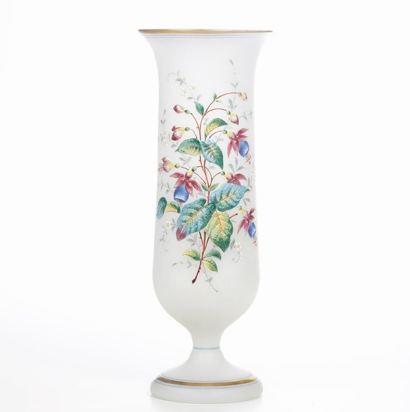 Vaso in vetro opalino decorato a rilievo, primi del Novecento.<BR>  - Asta Maioliche e Porcellane - Associazione Nazionale - Case d'Asta italiane