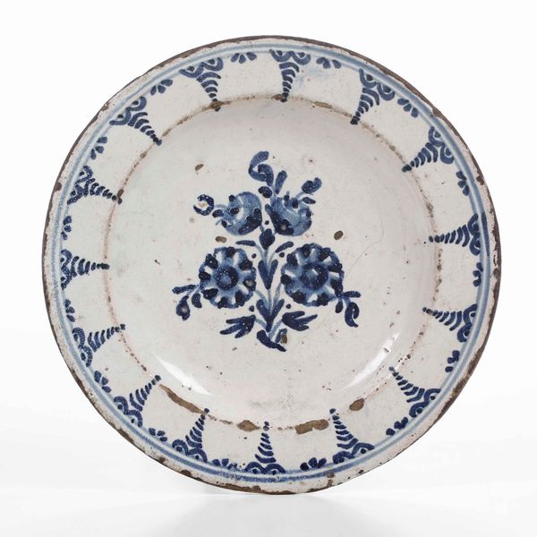 Piatto.<BR>Lombardia (?), XVIII secolo.  - Asta Maioliche e Porcellane - Associazione Nazionale - Case d'Asta italiane