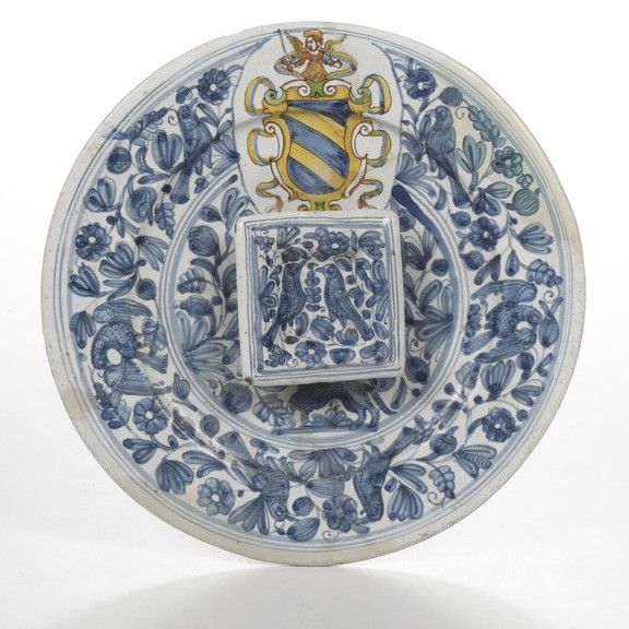 Piatto con saliera e stemma araldico.<BR>Deruta, prima metà del XVII secolo.  - Asta Maioliche e Porcellane - Associazione Nazionale - Case d'Asta italiane