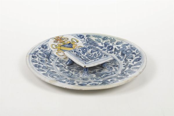 Piatto con saliera e stemma araldico.<BR>Deruta, prima metà del XVII secolo.  - Asta Maioliche e Porcellane - Associazione Nazionale - Case d'Asta italiane