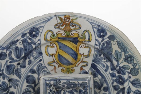 Piatto con saliera e stemma araldico.<BR>Deruta, prima metà del XVII secolo.  - Asta Maioliche e Porcellane - Associazione Nazionale - Case d'Asta italiane