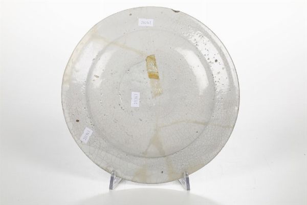 Piatto con saliera e stemma araldico.<BR>Deruta, prima metà del XVII secolo.  - Asta Maioliche e Porcellane - Associazione Nazionale - Case d'Asta italiane