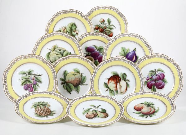 Dodici piatti. <BR>Francia, probabilmente Parigi, XIX-XX secolo.  - Asta Maioliche e Porcellane - Associazione Nazionale - Case d'Asta italiane